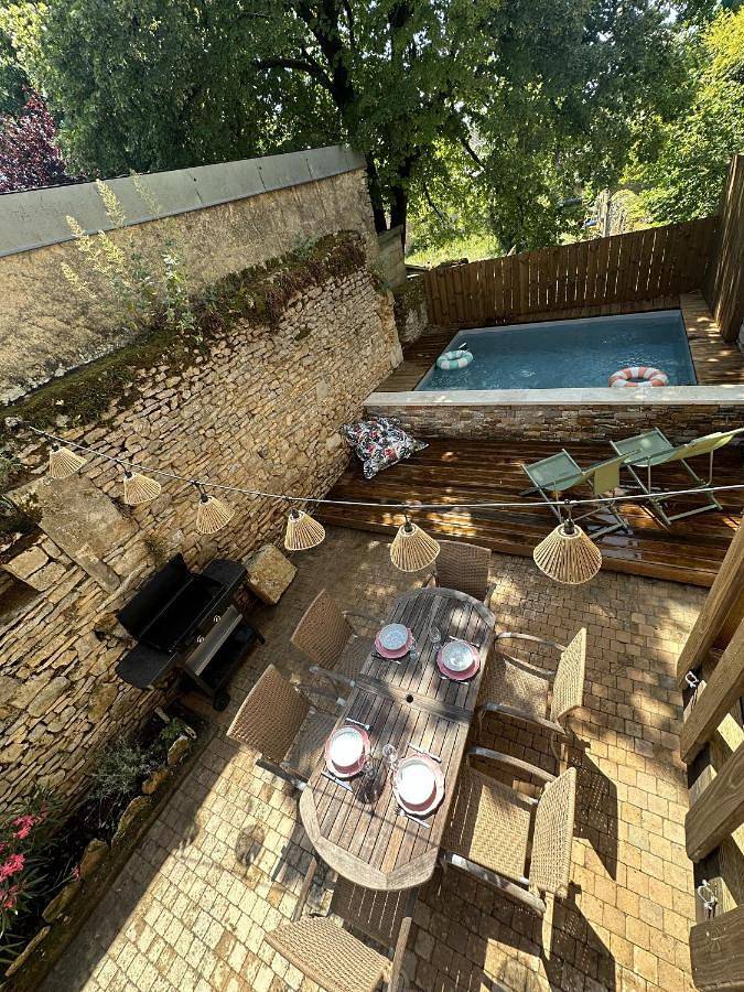Location de vacances pour 4 personnes, avec Terrasse ainsi que Jardin et Piscine à Nadaillac