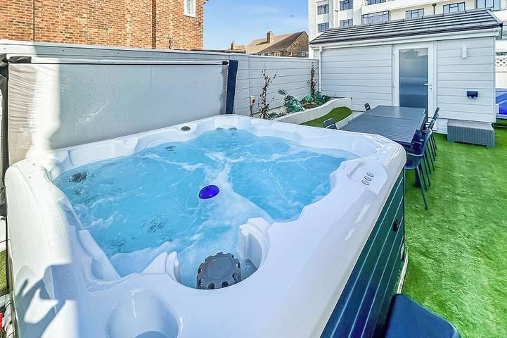 Cottage for 10 people, with garden in Worthing