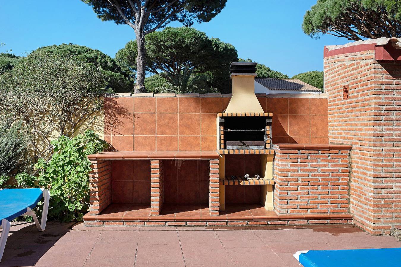 Villa Fátima with Pool, Garden & Wi-Fi in Playa La Barrosa, Chiclana de la Frontera