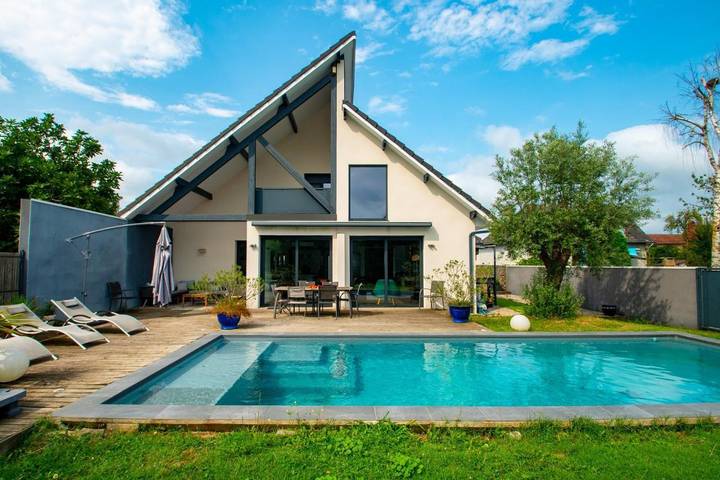Villa pour 8 personnes, avec balcon et jardin ainsi que piscine et jacuzzi