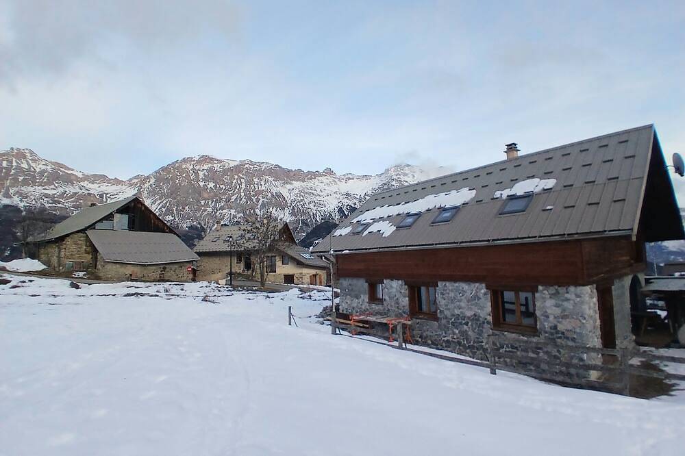 Very sunny chalet at the foot of the slopes, the Ecrins and the paragliding departure point! in Vallouise, Parque Nacional de los Ecrins