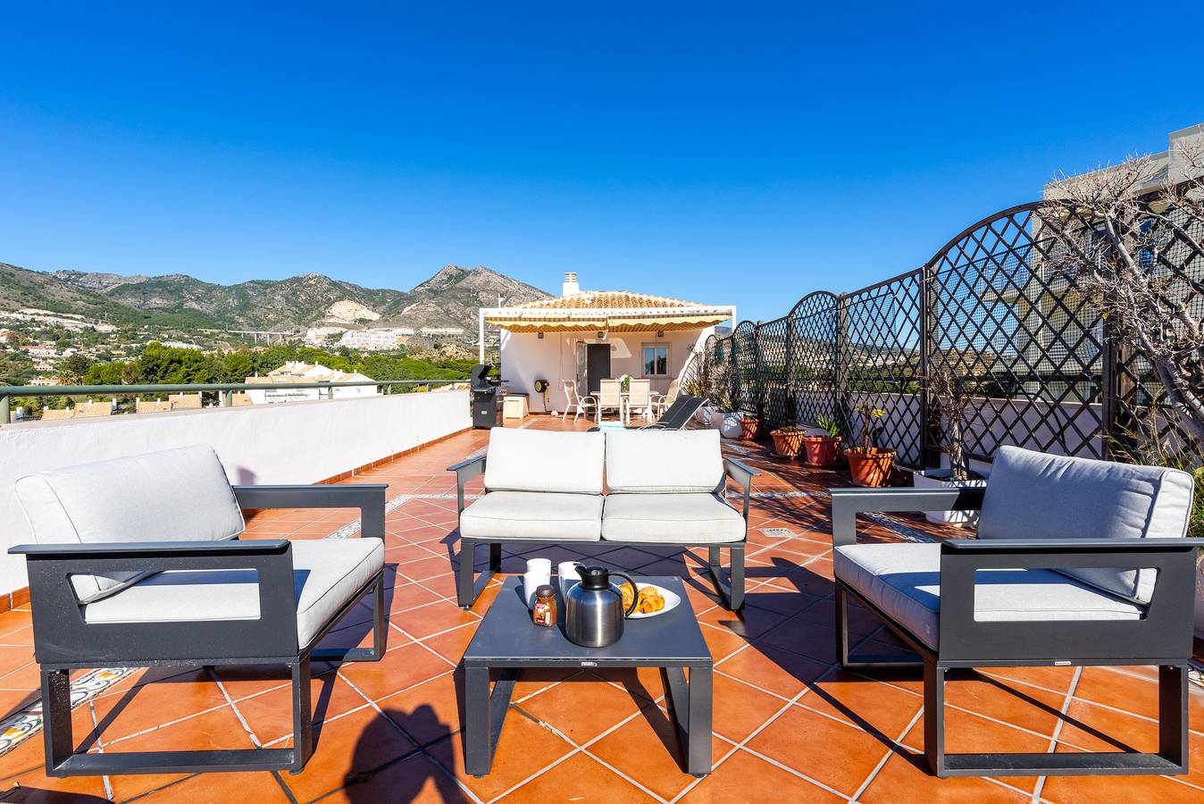 Entire apartment, Holiday Apartment “Lovely penthouse with sea views” with Shared Pool, Terraces, Air Conditioning & Wifi; Parking Available in Benalmádena Costa, Benalmádena