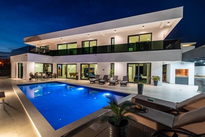 Ferienhaus für 10 Personen, mit Pool und Garten in Maslenica