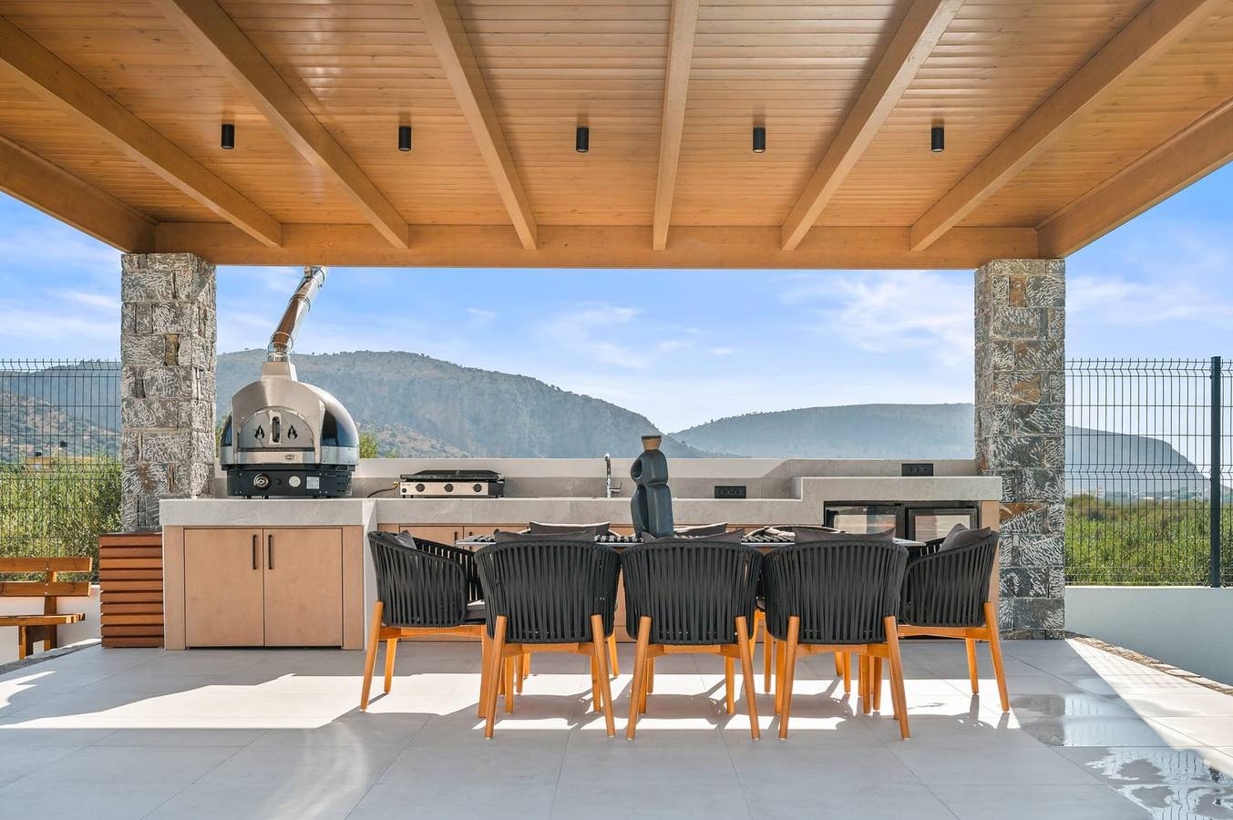 Dazzling Hersonisos Villa | Villa Irida | 4 Bedrooms in Iraklio-Heraklion en omgeving