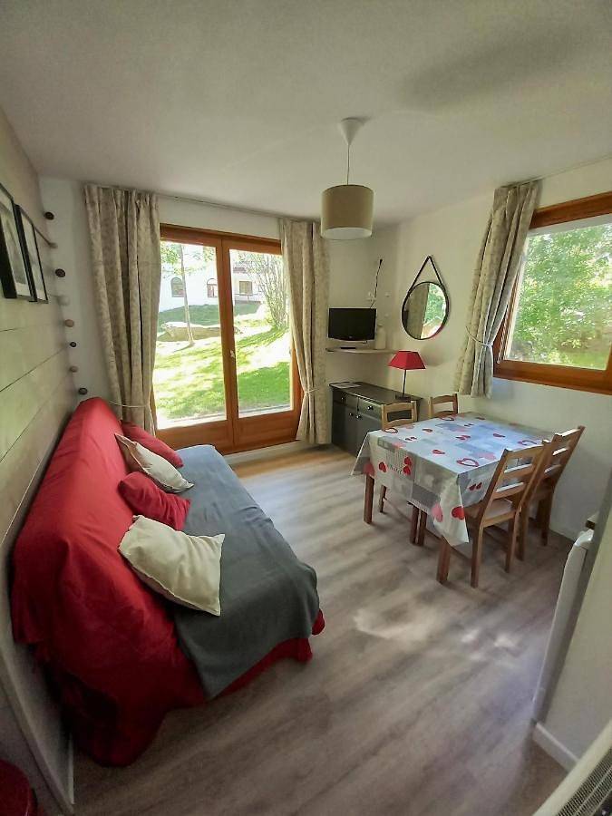 Gîte pour 4 personnes, avec terrasse et piscine, animaux acceptés dans Col De La Croix De Fer