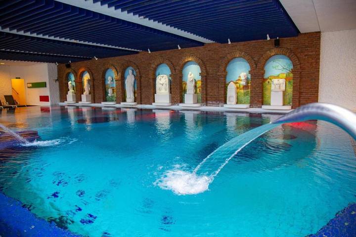 Hôtel, avec Terrasse et Jacuzzi ainsi que Jardin et Piscine