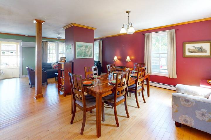 Vacation house for 8 people, with yard and terrace, with pets in Maine