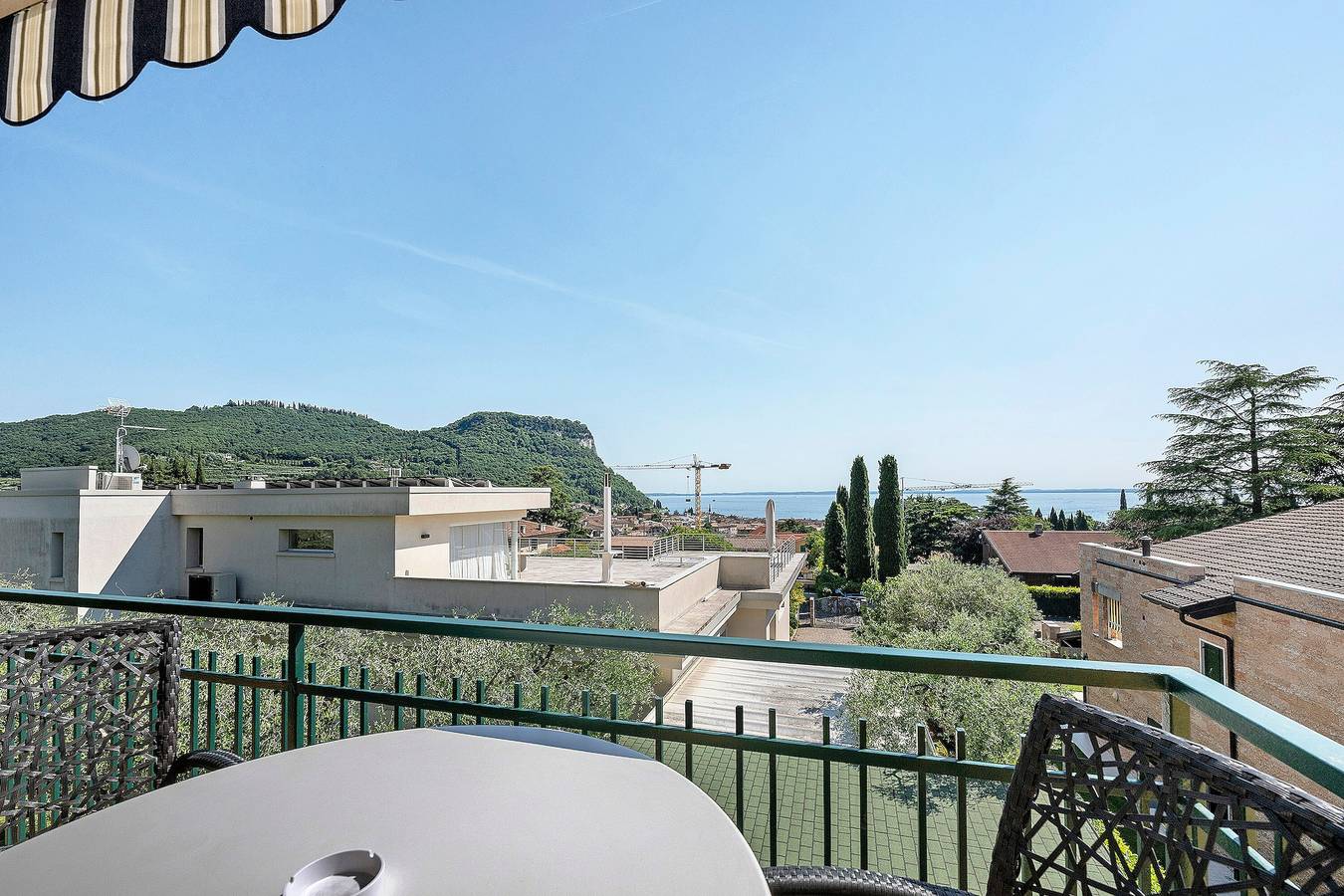 Entire apartment, Apartment 'Il Boma - Capitan Libeccio' with Lake View, Wi-Fi and Air Conditioning in Garda, Garda Mountains