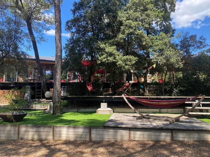 Villa pour 6 personnes, avec terrasse ainsi que piscine et vue