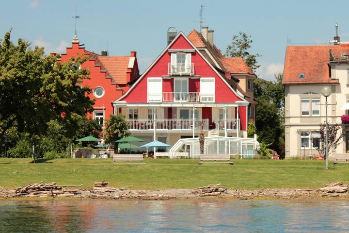 Hotel, mit Terrasse und Garten sowie Pool in Baden-Württemberg