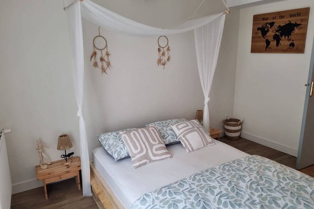 Entire apartment, Magnificent Bali Bohemian Triplex at the foot of the Château in Sedan, ideal for 2 couples in Sedan, Ardennes