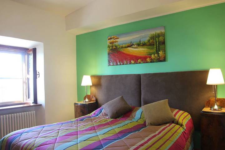 A large farmhouse with views over Umbria/Tuscany with Aircon & streaming WiFi in Tuoro sul Trasimeno, Lake Trasimeno