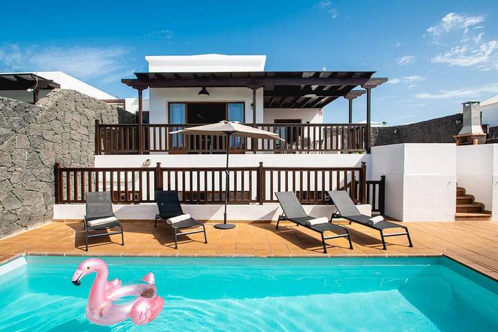 Villa for 15 people, with garden and hot tub, with pets in Parque del Rey
