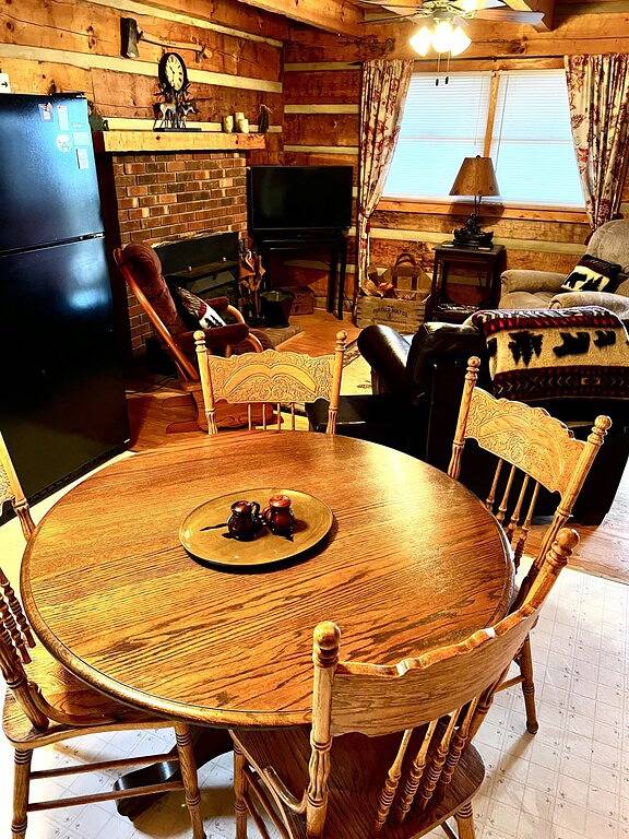 Secluded log cabin w/ hot tub and wood burning fireplace near West Jefferson in Ashe County