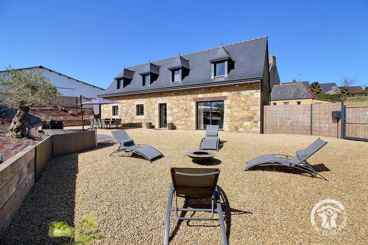 Gîte pour 6 personnes, avec Terrasse ainsi que Jardin et Vue à Lanmérin