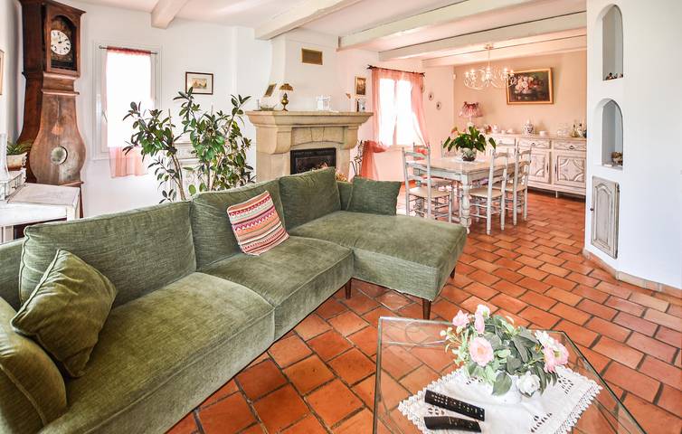 Charming Apartment with Pool near La Bastide-des-Jourdans in La Bastide-des-Jourdans, Parc naturel régional du Luberon