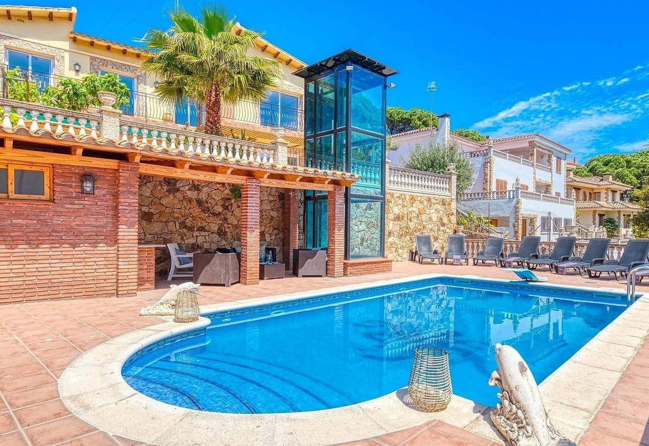 Villa "Costacabana - Dolce Vita" avec piscine privée, terrasses privées & Wi-Fi in Central Lloret de Mar, Lloret de Mar