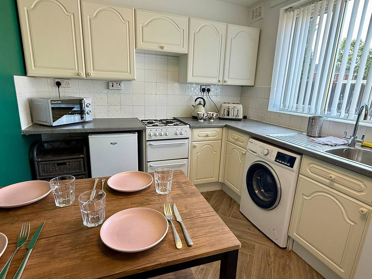 Spacious 3-Bed Contractor-Friendly with Parking in Wolverhampton in Wolverhampton, Birmingham und Umgebung