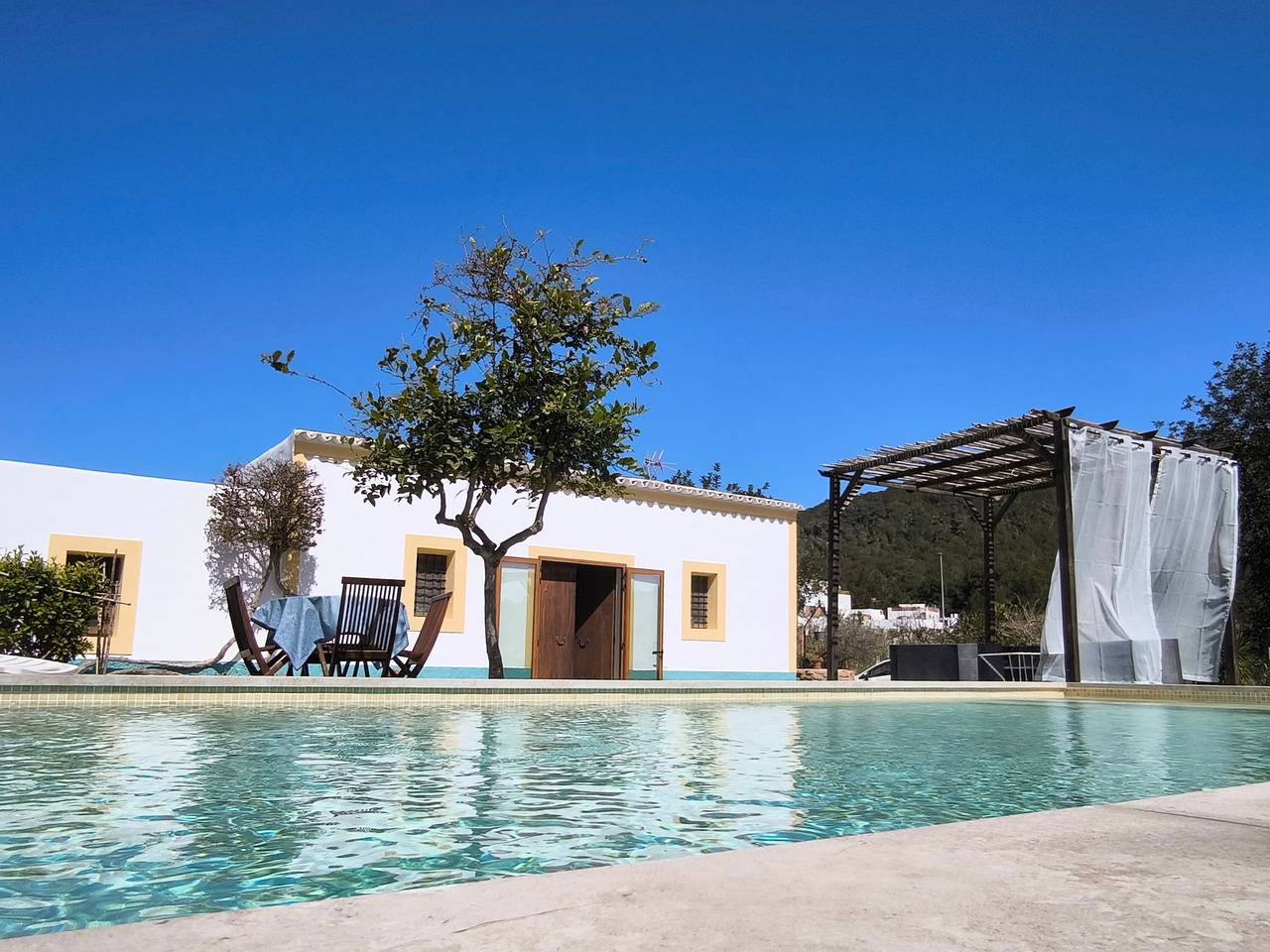 Typisch landelijk huis met zwembad vlak bij het strand in Port de Sant Miquel, Sant Joan de Labritja