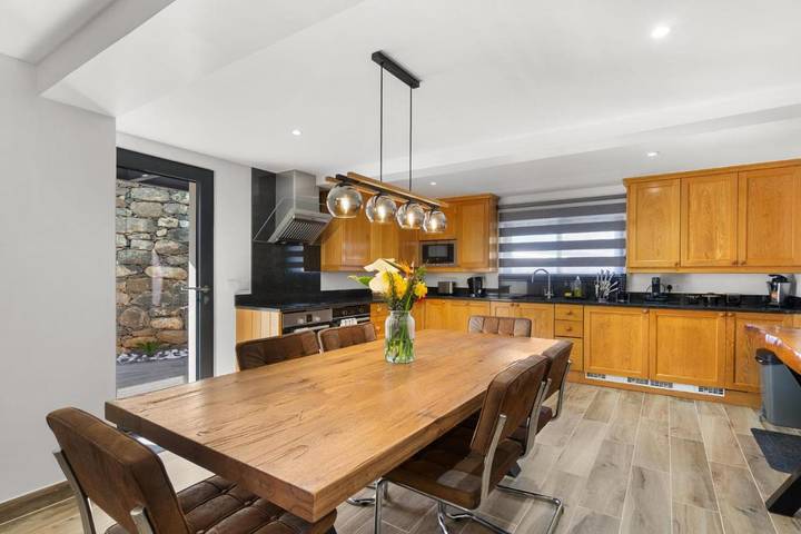 Location de vacances pour 4 personnes, avec vue ainsi que piscine et jardin dans Achadas da Cruz - 2