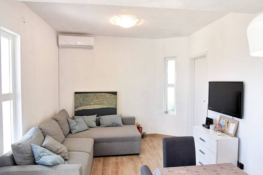 Ganze Wohnung, 2-Zimmer-Ferienwohnung mit Terrasse und Meerblick Mimice, Omis in Marusici, Split-Dalmatien