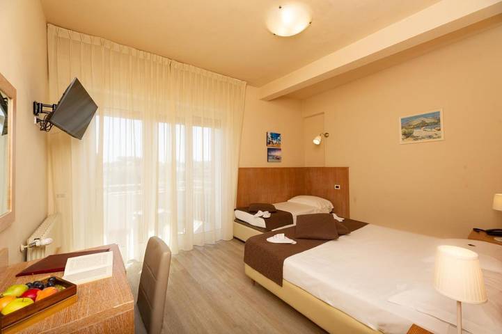 Hotel für 2 Personen, mit Whirlpool und Terrasse sowie Garten und Kinderpool in Marina di Pietrasanta - 4