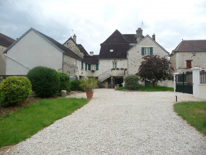 Family house, 3 bedrooms, enclosed garden, near Chablis, WIFI, pets allowed in Vézinnes, Avallon region