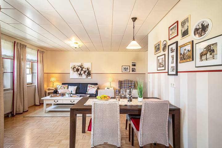 Ganze Wohnung, Schöne Ferienwohnung 4 am Trostelhof mit Balkon in Neufrach, Salem