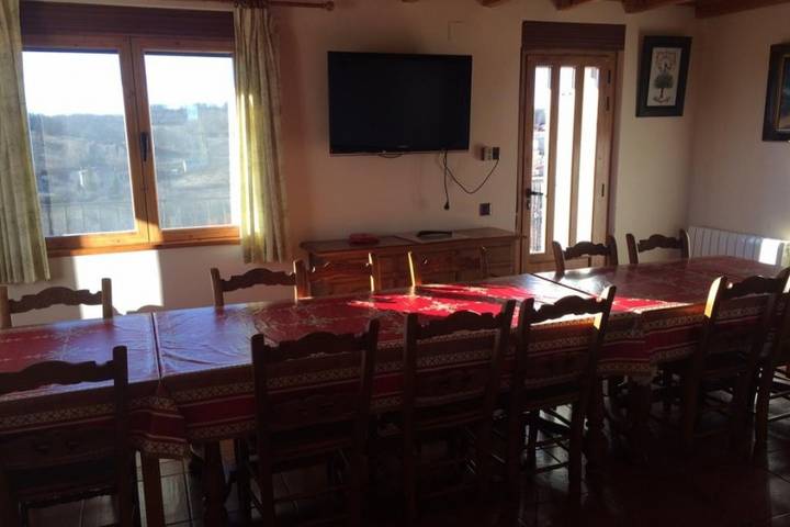 Ferienwohnung "Casa Rural Roblegordo" mit Bergblick, privater & gemeinsamer Terrasse in Rabanera del Pinar, Burgos Provinz