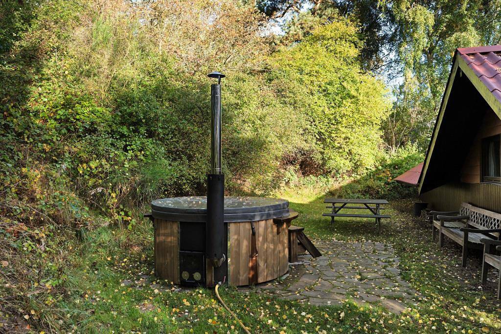 Gemütliches älteres Ferienhaus mit abgelegenem Wildnisbad auf dem schönen Helgenæs in Knebel, Süddjursland