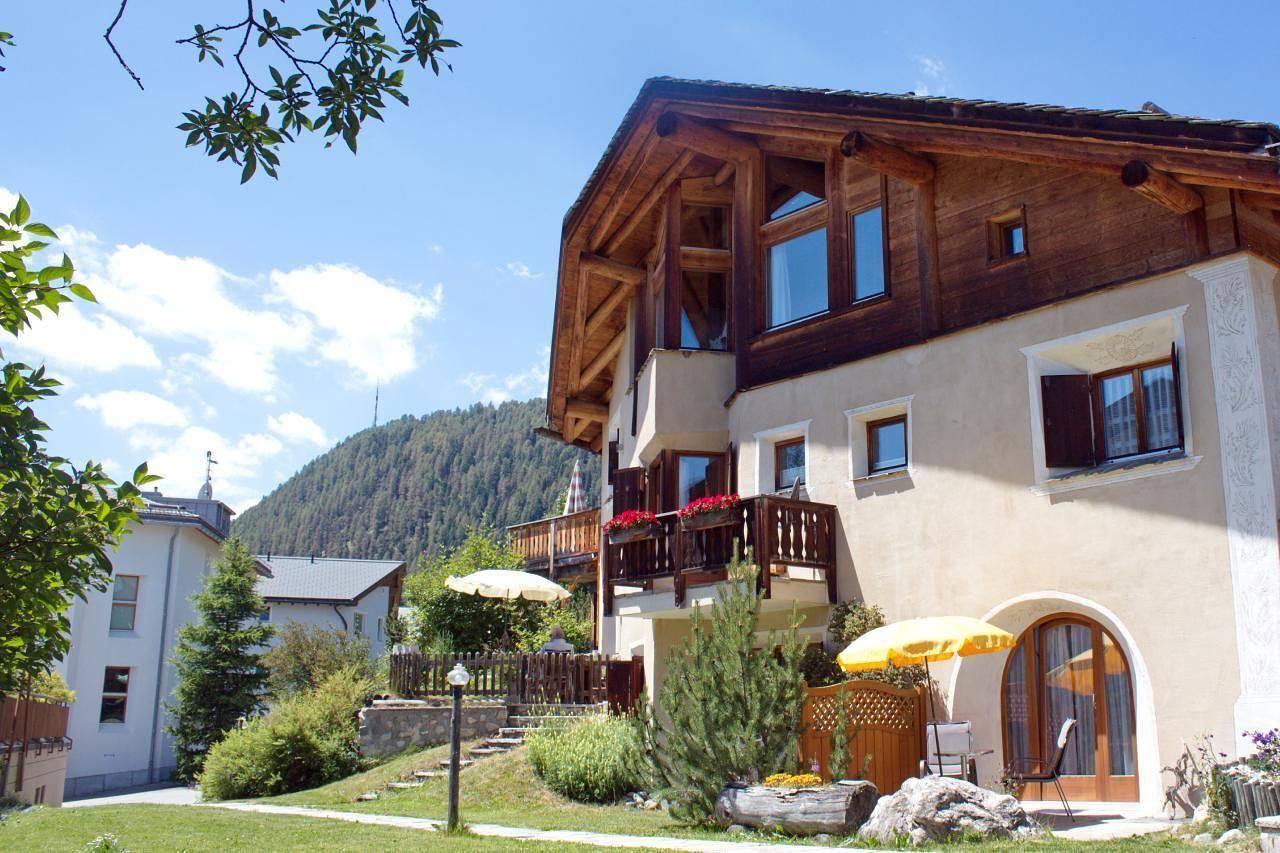 Appartement de vacances entier, Studio flat Chardun with garden seating area in Celerina, Oberengadin