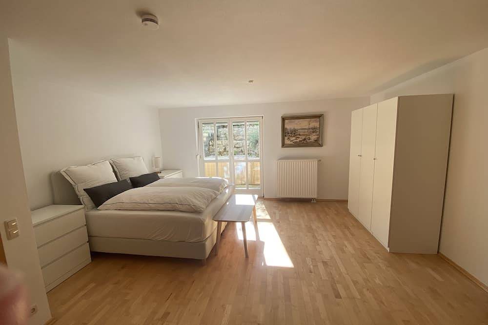 Ganze Wohnung, Spacious, new, quiet apartment with terrace & garden - excellent location, 95sqm in Pöcking, Starnberger See