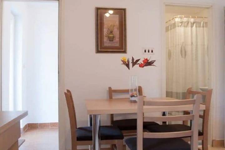 Gîte pour 4 personnes, avec jardin et terrasse, adapté aux familles à Tisno - 4