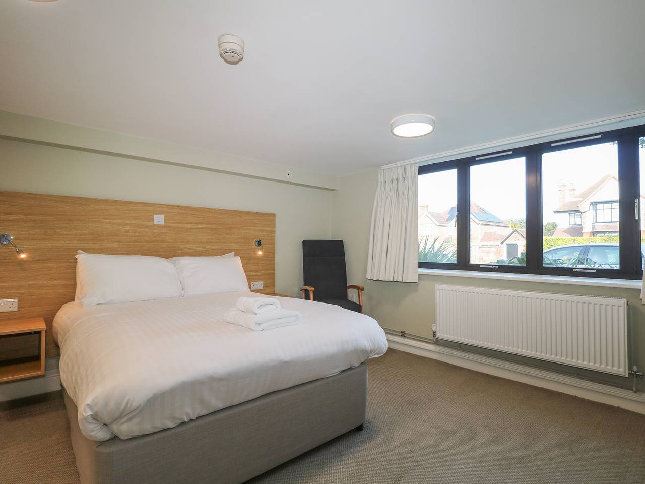 Pebble Path at Marine Court in Littlehampton, Sussex Occidental