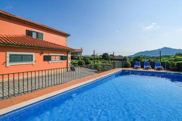 Gîte pour 10 personnes, avec piscine et jardin dans Moreira do Lima