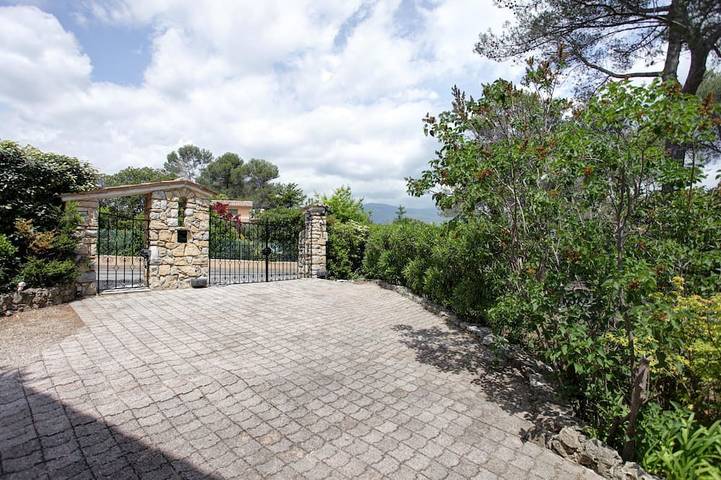 Detached 8 bedrooms with a large heated swimming pool Villa in a private estate in Roquefort-les-Pins, Mediterranean Coast (France)