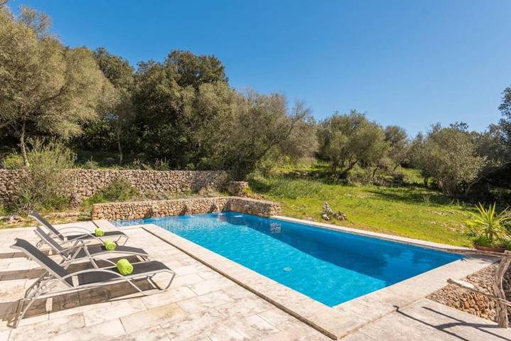 Gîte pour 7 personnes, avec Balcon et Terrasse ainsi que Jardin et Piscine à Alaior
