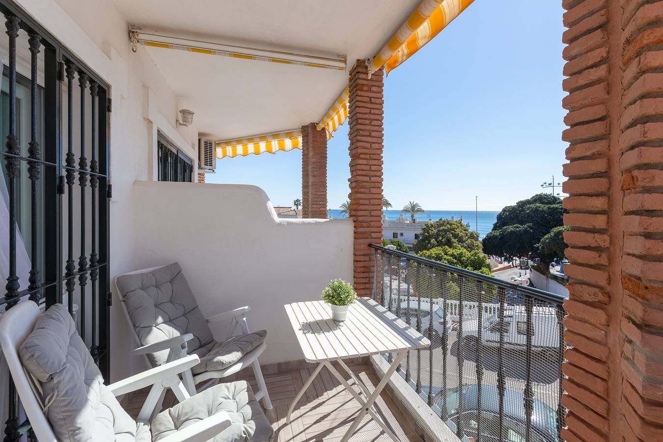 Entire apartment, Holiday Apartment 'Lovely Seaview' with Pool, Wi-Fi & Terrace in Benalmádena Costa, Benalmádena