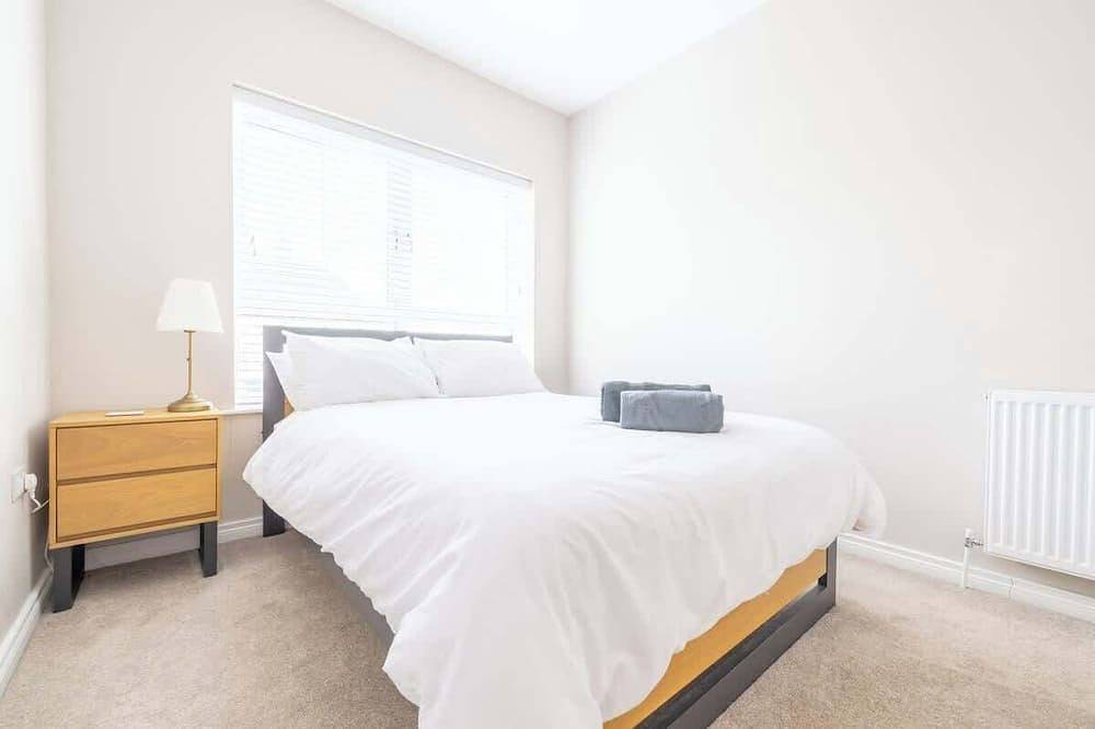 Spacious 4Br (Contractors Welcome-Parking-Wifi) in Strangford Lough