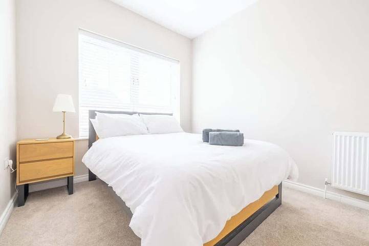Spacious 4Br (Contractors Welcome-Parking-WIFI) in Strangford Lough