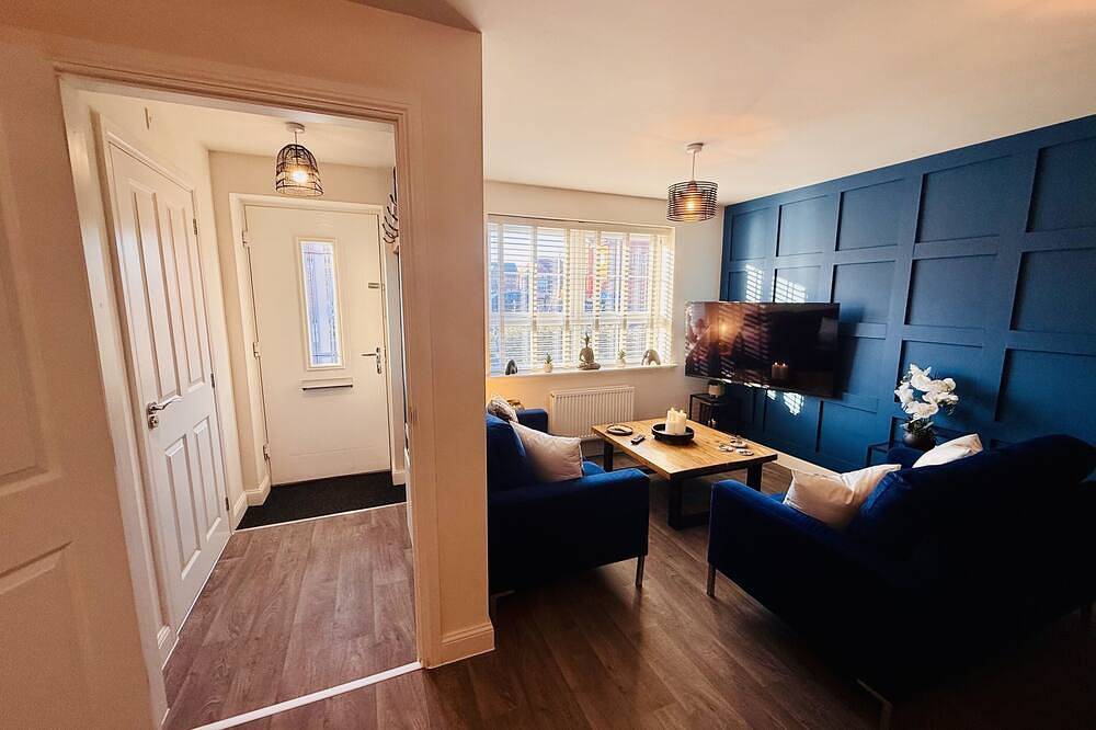 Modern 2-Bed House with Evcharger- Hosted by Hutch in Warwick, Warwickshire