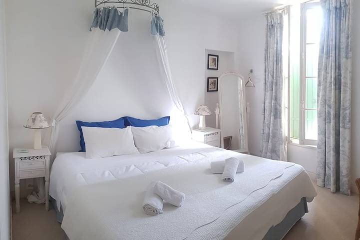 Location de vacances pour 12 personnes, avec jardin à Lussac - 2