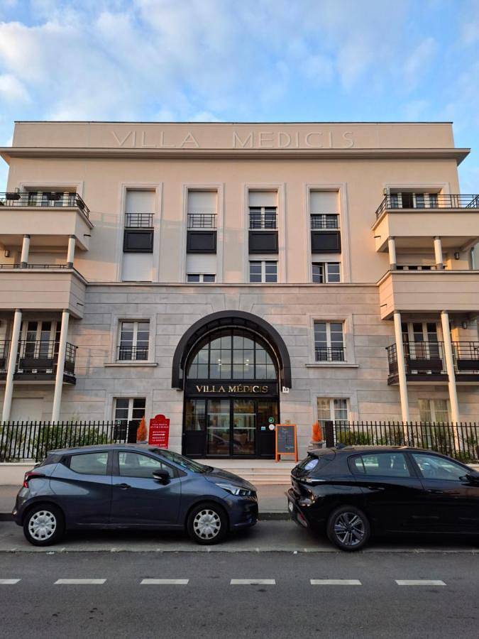 Appartement entier, One-Bedroom Apartment in Saint-Cyr-l'École, Yvelines