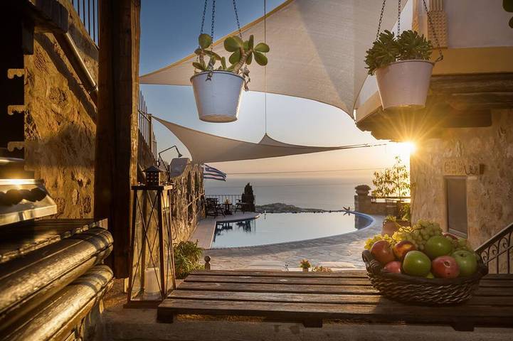 Location de vacances pour 14 personnes, avec jardin ainsi que sauna et jacuzzi dans Saronida