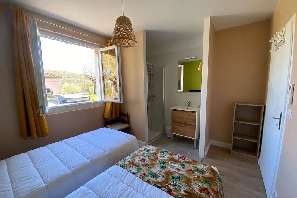 Soniette is a traditional holiday home with a private swimming pool in Souillac, Lot