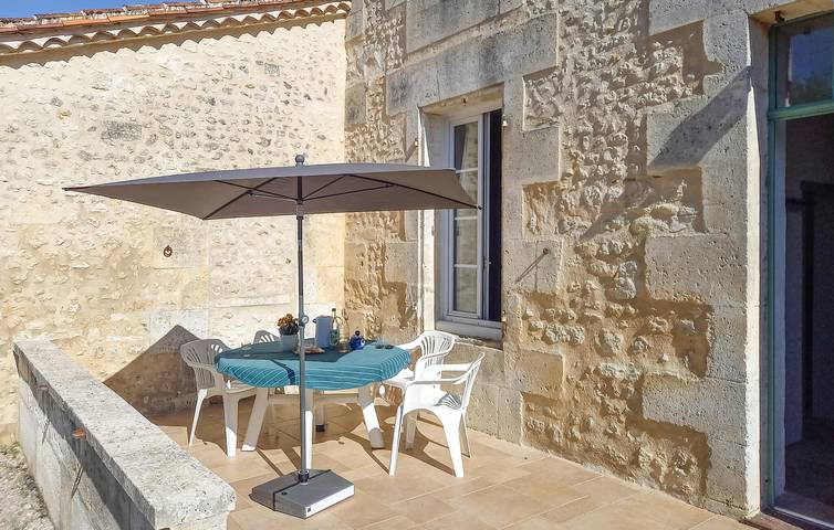 Location de vacances pour 8 personnes, avec piscine ainsi que jardin et terrasse à Chadurie - 3