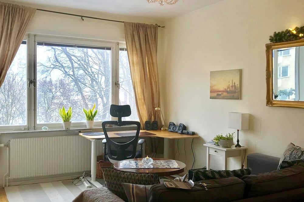 Entire apartment, Comfortable location with balcony overlooking the park! in Östermalms stadsdelsområde, Stockholm