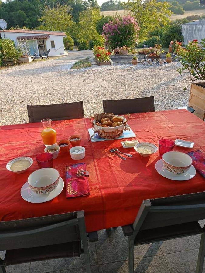 Location de vacances pour 2 personnes, avec vue et terrasse, animaux acceptés à Saint-Aulaye - 2