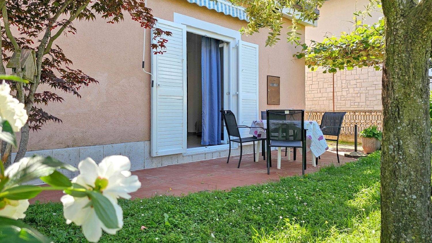 Ganze Wohnung, Malerisches Apartment nur 400 Meter zum Strand mit Terrasse, Grill, Privatparkplatz in Novigrad, Umag und Umgebung