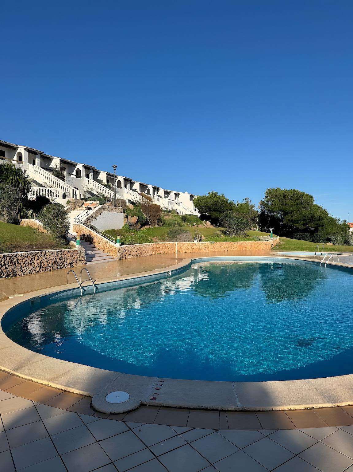 Apartamento entero, Apartamento 'Natalia' con vistas al mar, piscina comunitaria y aire acondicionado in Arenal d'en Castell, Es Mercadal